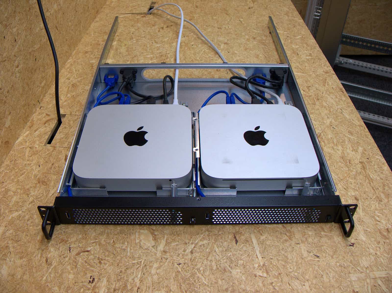 Mac miniをラックマウントできるケース「1URack2Mini」を、ラックに ...