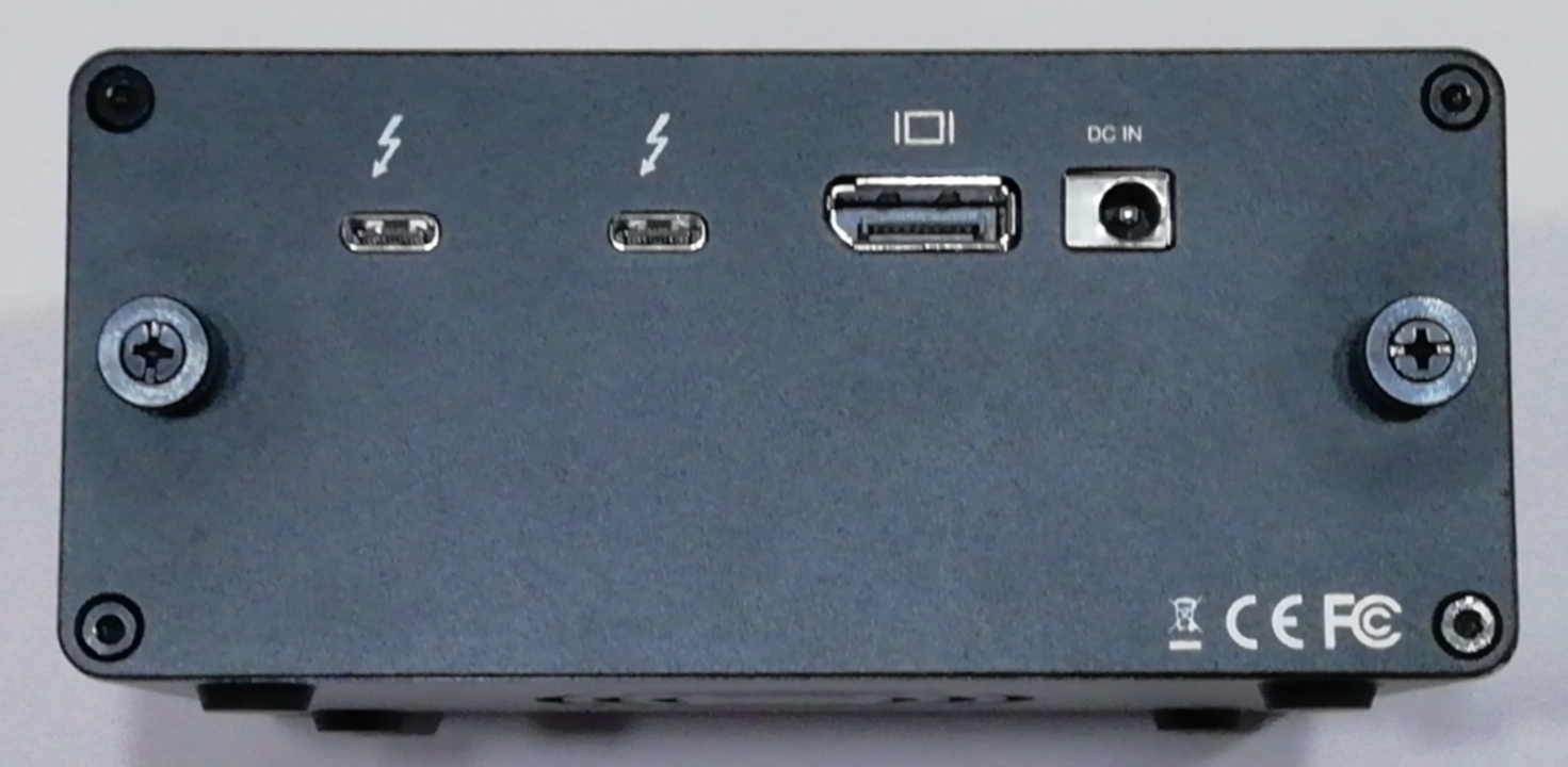 超コンパクトなThunderbolt 3対応 M.2 PCI Express SSD用4スロット外 
