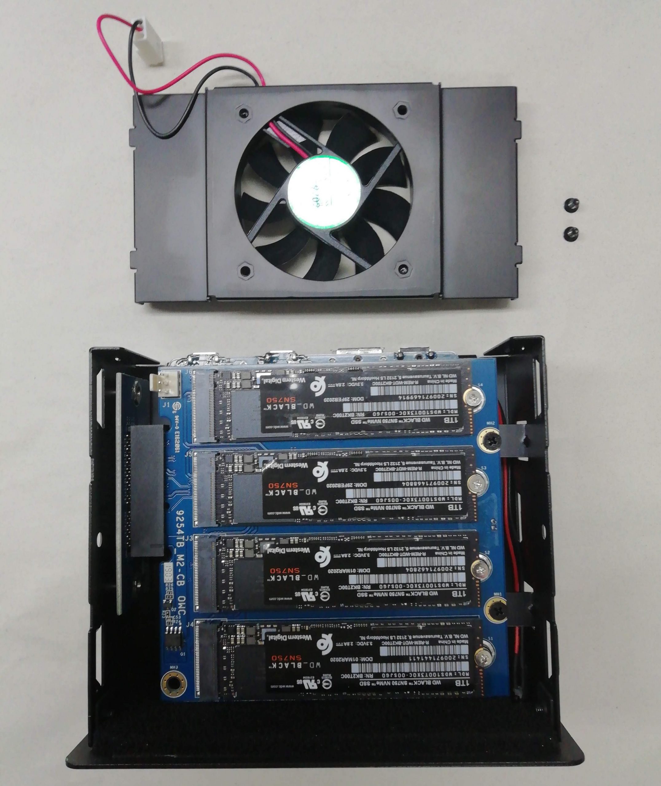 超コンパクトなThunderbolt 3対応 M.2 PCI Express SSD用4スロット外