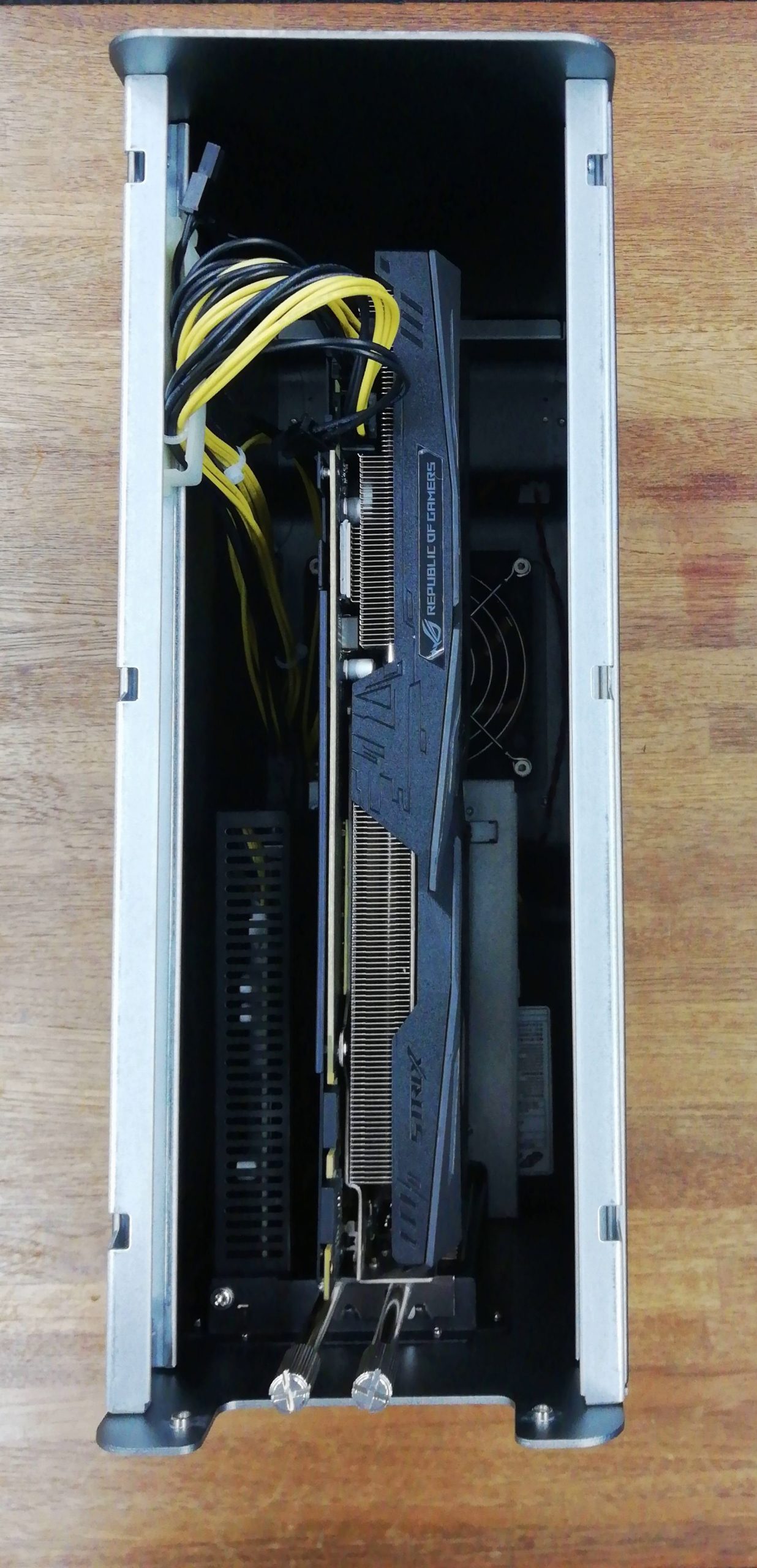 与え お買い得STORE第1支店AKiTiO Node Titan Thunderbolt 3対応 グラフィックボード向け PCI Express  外付け拡張ボックス macOS W